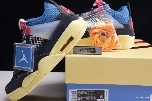 Rep LUCY UNION JORDAN 4 AIR OFF RETRO NOIR DC9533-001 0407